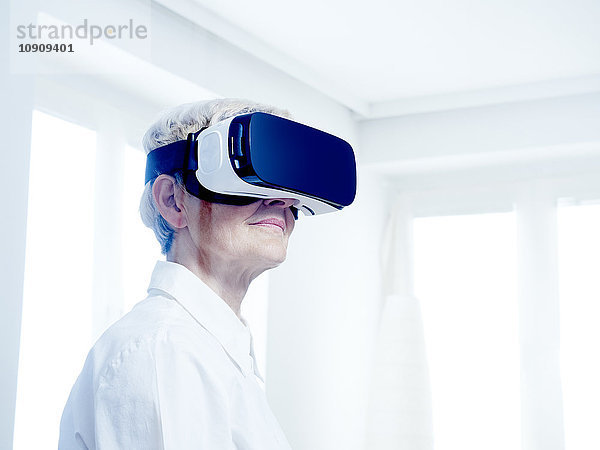 Seniorin mit Virtual Reality Brille