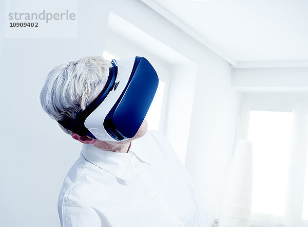 Seniorin mit Virtual Reality Brille