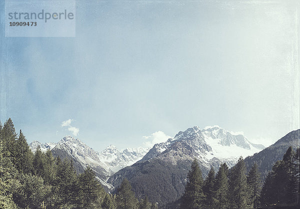 Italien  Lombardei  Chiareggio in Valmalenco  Blick auf die Alpen