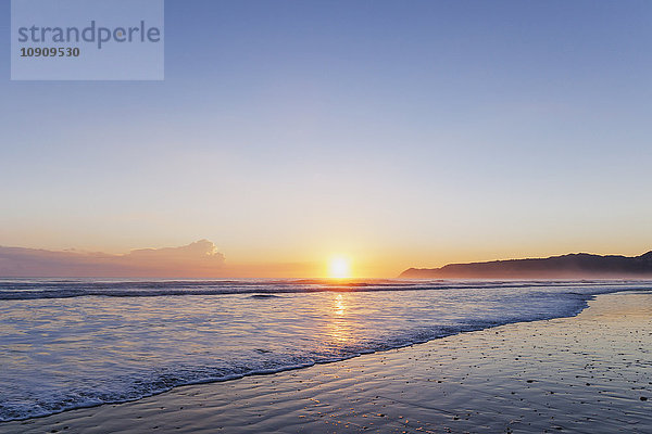 Neuseeland  Nordinsel  East Cape Region  Te Araroa Bay  Strand bei Sonnenaufgang