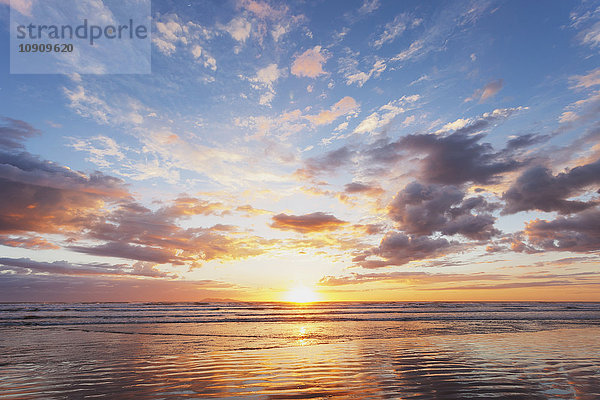 Neuseeland  Nordinsel  Sonnenaufgang an der Ostküste  Bay of Plenty  Waihi Beach bei Sonnenaufgang  Südpazifik