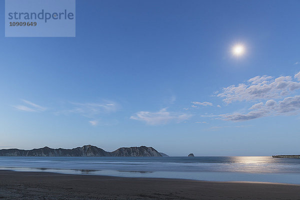 Neuseeland  Nordinsel  Ostkap-Region  Tolaga-Bucht  Vollmond  Mondlicht reflektiert auf dem Ozean  Südpazifik