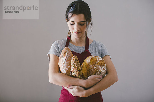 Frau mit handgemachtem Brot