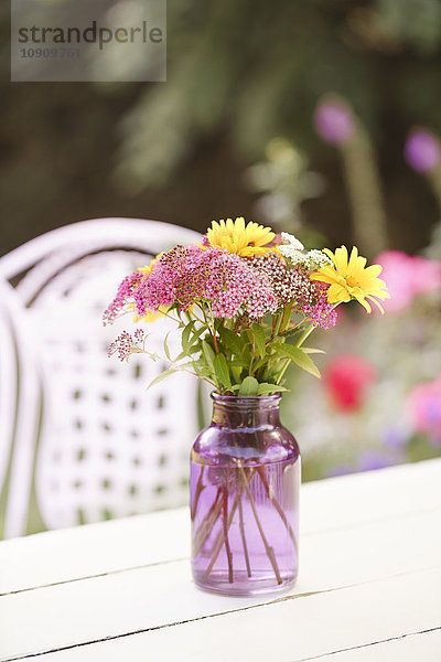 Blumenstrauß auf einem Sommergartentisch