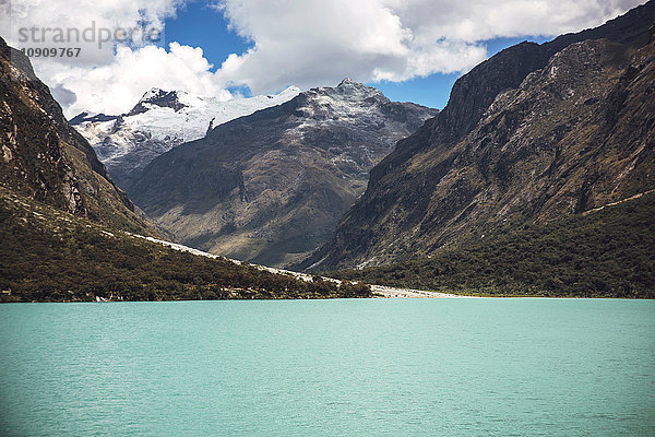 Peru  Huaraz  Blick auf Huandoy Berg und Paron See im Vordergrund