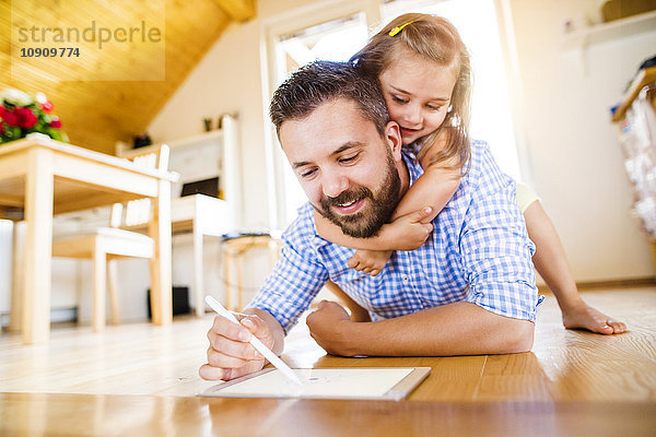Vater und Tochter auf dem Boden liegend  Zeichnung auf digitalem Tablett