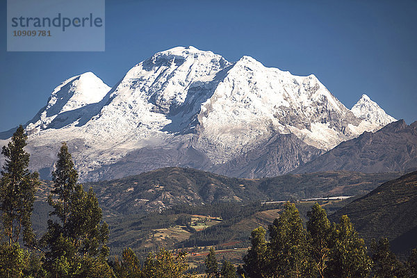 Peru  schneebedeckter Berggipfel in der Cordillera Blanca im Huascaran Nationalpark