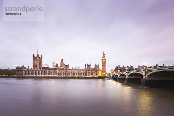 Großbritannien  England  Big Ben und Houses of Parliament und Themse Bridge am Abend