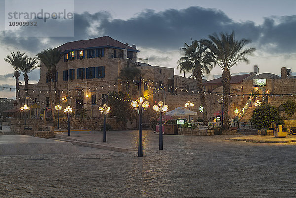 Israel  Jaffa  Platz mit Hotel und Restaurants bei Nacht