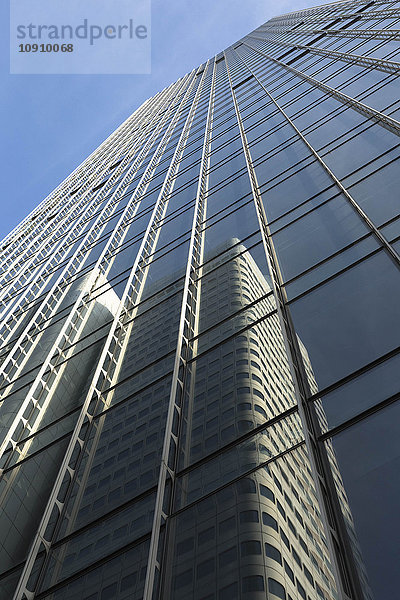 Deutschland  Frankfurt  Fassade von Skyper mit Spiegelung des Silver Tower