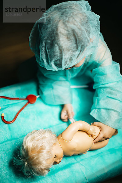 Junge Ärztin heilt eine Puppe