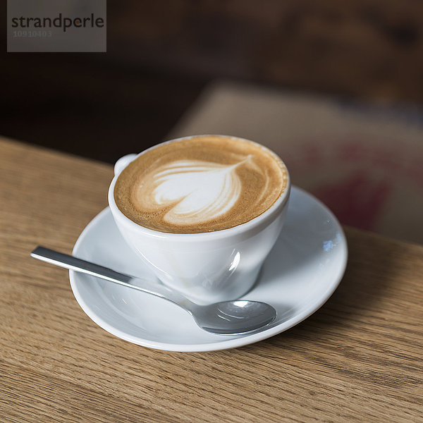 Tasse Cappuccino mit Herzform auf Crema