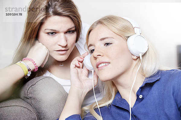 Zwei junge Frauen beim gemeinsamen Musikhören