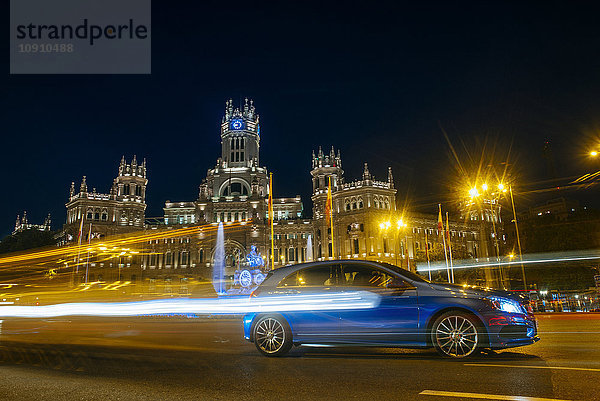 Spanien  Madrid  Madrider Rathaus und Auto bei Nacht