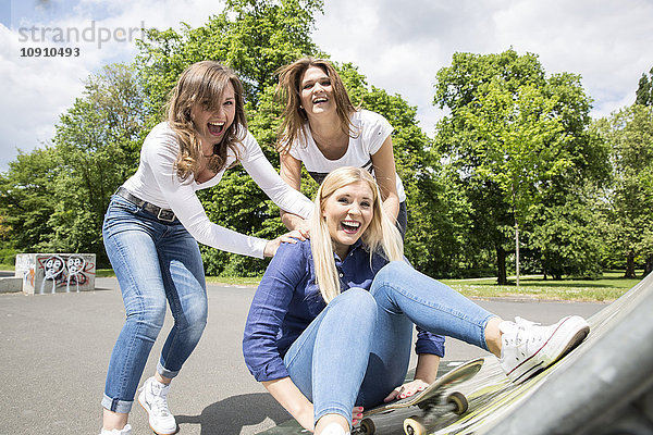 Drei junge Frauen  die zusammen Spaß haben