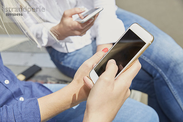 Hand der Frau mit Smartphone  Nahaufnahme