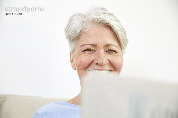 Porträt einer lächelnden Frau mit Laptop