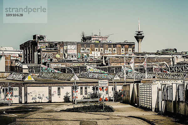 Deutschland  Düsseldorf  Industriegebiet mit Fernsehturm im Hintergrund