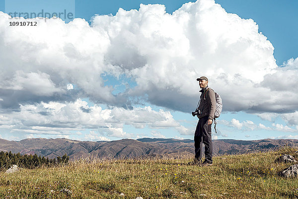 Peru  Cusco  Wanderer mit Kamera und Rucksack