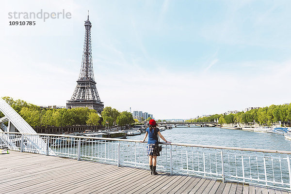 Frankreich  Paris  Rückansicht der Frau mit roter Baskenmütze beim Blick auf den Eiffelturm
