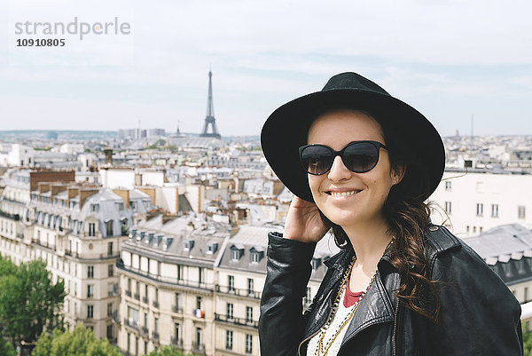 Frankreich  Paris  Porträt einer glücklichen Frau am Aussichtspunkt mit schwarzem Hut und Sonnenbrille
