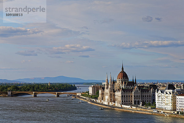 Ungarn  Budapest  Blick nach Pest mit Parlamentsgebäude  Margaretenbrücke und Donau