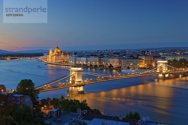 Ungarn  Budapest  Blick nach Pest mit Parlamentsgebäude  Kettenbrücke und Donau am Abend