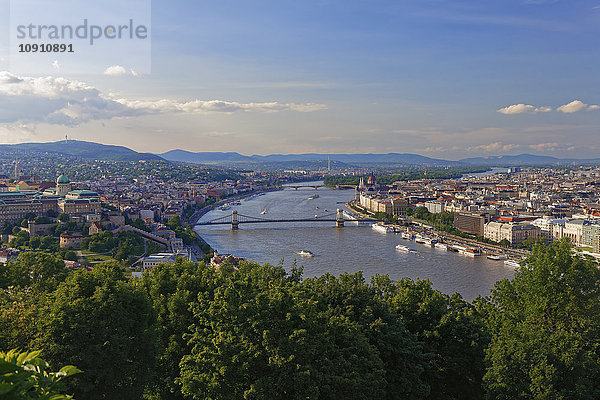 Ungarn  Budapest  Donau mit Kettenbrücke und Margaretenbrücke am Abend