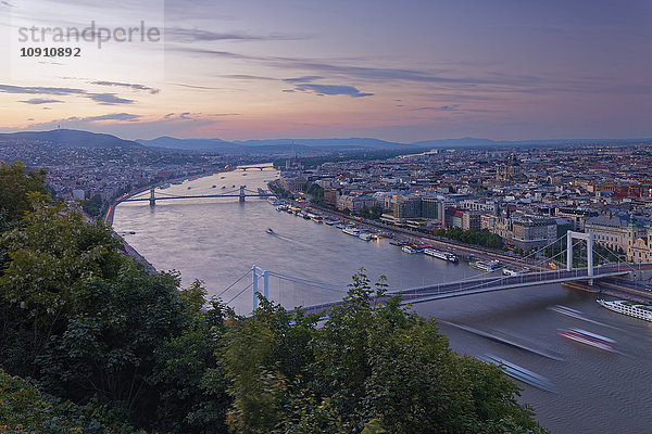 Ungarn  Budapest  Donau mit Elisabethbrücke und Kettenbrücke  nachleuchtend