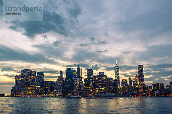 USA  New York City  Blick von Brooklyn auf die Skyline von Manhattan und den East River bei Sonnenuntergang