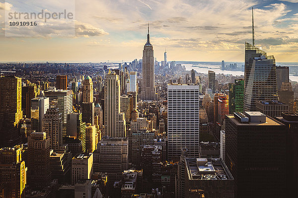USA  New York City  Manhattan bei Sonnenuntergang von oben gesehen