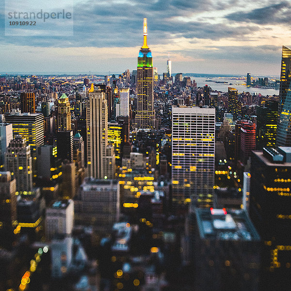 USA  New York City  beleuchtetes Manhattan am Abend von oben gesehen