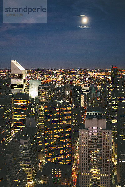USA  New York City  Manhattan bei Nacht von oben beleuchtet