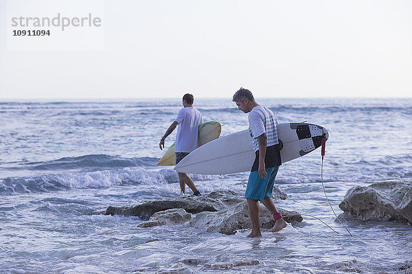 Indonesien  Bali  Surfer im Wasser
