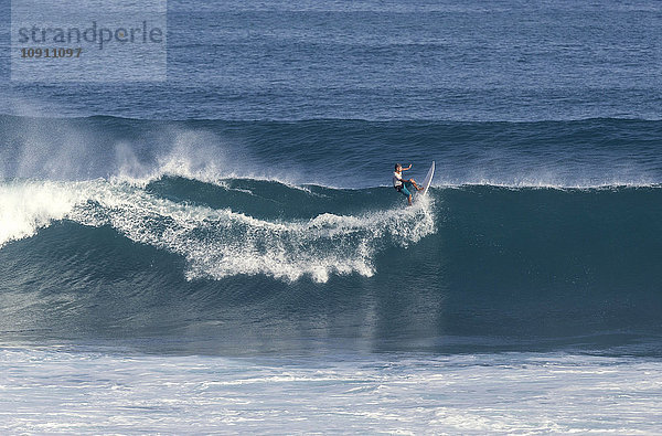 Indonesien  Bali  Surfer auf einer Welle