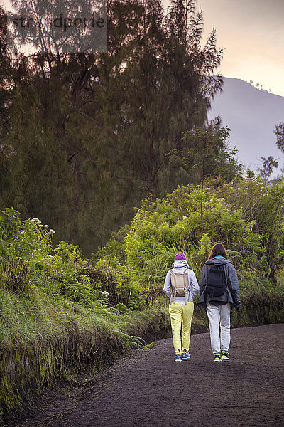 Indonesien  Java  Zwei Frauen beim Wandern in den Bergen