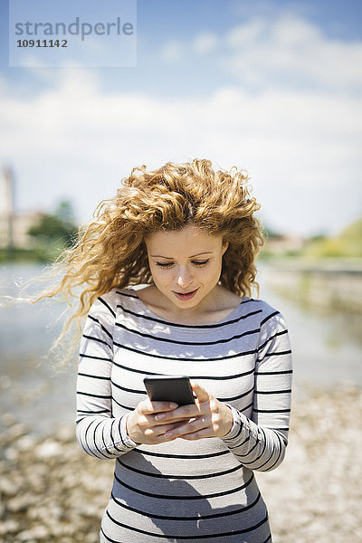 Italien  Verona  ortrait der Frau  die auf ihr Smartphone schaut