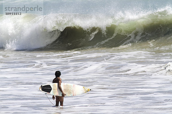 Indonesien  Bali  Surfer wartet auf Welle