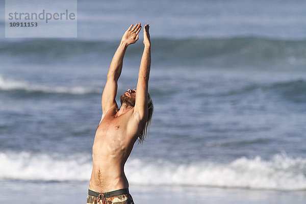 Indonesien  Bali  Junger Surfer am Strand