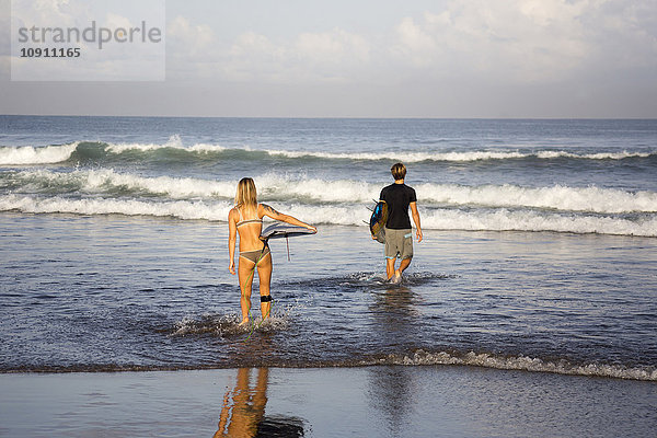 Indonesien  Bali  Surfer am Strand