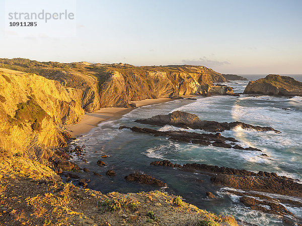 Portugal  Zambujeira do Mar  Praia dos Alteirinhos am Abend