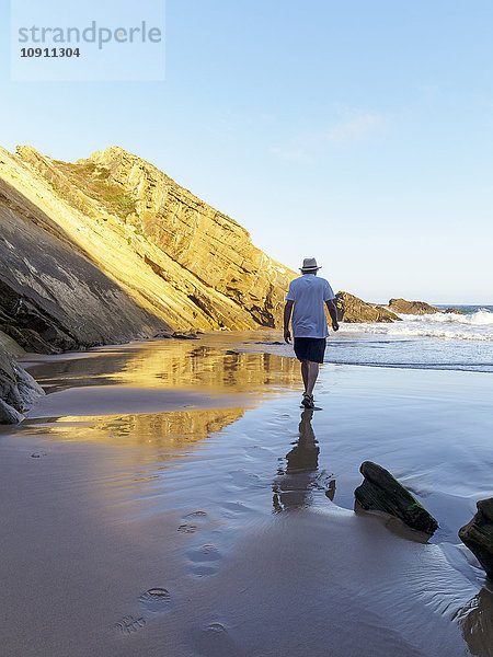 Portugal  Senior Mann beim Spaziergang am Strand