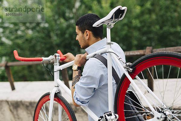 Junger Mann mit Fahrrad