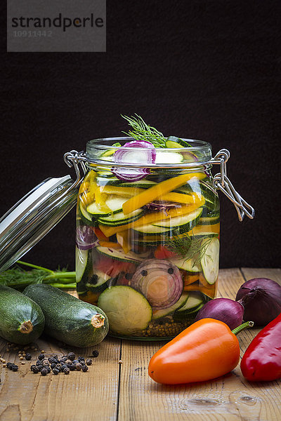 Glas eingelegte Zucchini und Paprika  Zubereitung mit verschiedenen Gewürzen