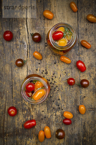 Zwei Gläser eingelegte Tomaten