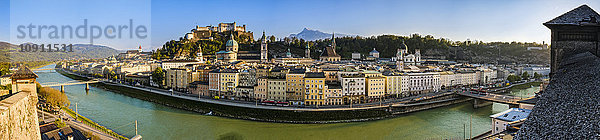 Österreich  Salzburg  Stadtbild mit Salzach