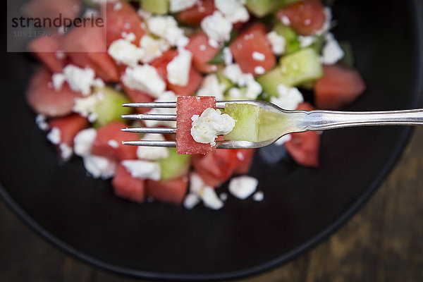 Salatschüssel mit Wassermelone  Gurke  Minze und Feta