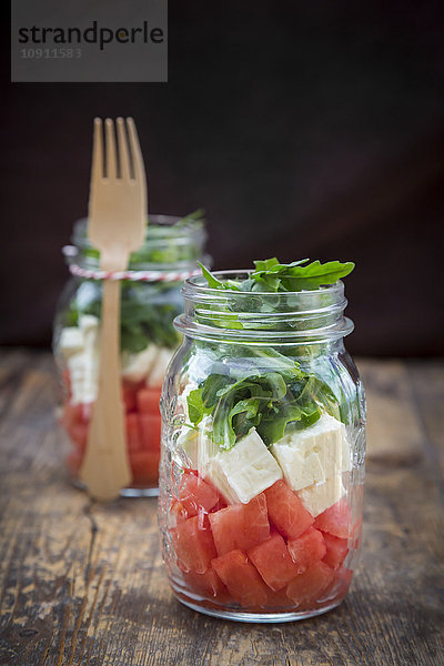 Salat mit Wassermelone  Rucola und Feta in Gläsern