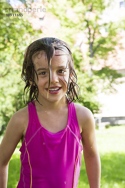 Porträt eines lächelnden kleinen Mädchens mit nassen Haaren