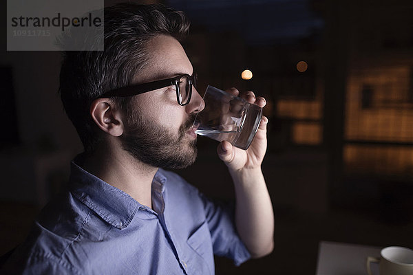 Mann arbeitet nachts  Trinkwasser